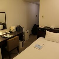 オーソドックスなビジネスホテルの客室