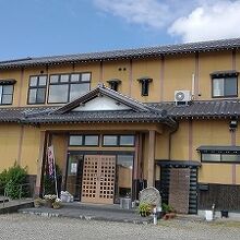 田んぼのなかにあります