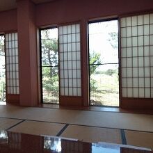 起きな座敷に1人通されました