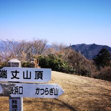 発端丈山山頂向かいに葛城山