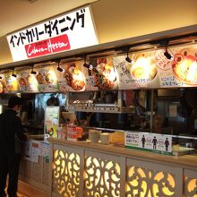 フードコートで本格的カレーが食べられます