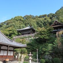 崖上に御廟堂と御廟拝殿