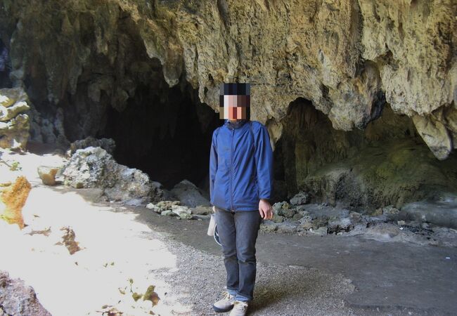 石灰石がつらら状に下がる洞窟入り口