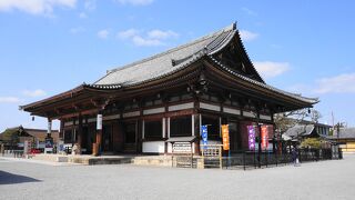 黒焦げ状態の四天王像が圧巻