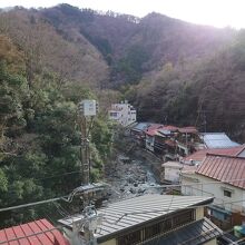 窓から見える、鄙びた景色にも癒されます…