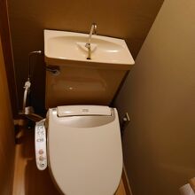 部屋トイレは水圧が弱すぎて、水が貯まるまで時間が掛かります…