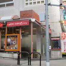 地上の入り口から地下へ