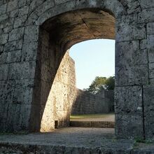 強固に造られた暗しん御門