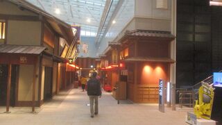 映画村のセットのような造り