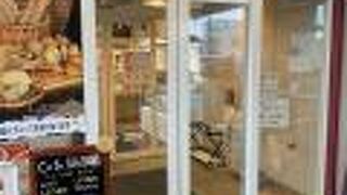 ガラス張りのカフェ