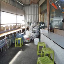 横のイートインコーナーはアジア風？