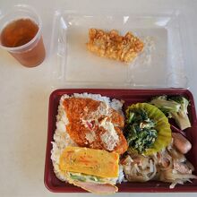 魚フライ弁当と魚天ぷらです