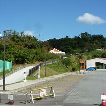 直ぐ向い側が南エントランス駐車場です