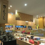 空港の中のお土産店