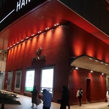 夜は赤がほんのりとライトアップされる。