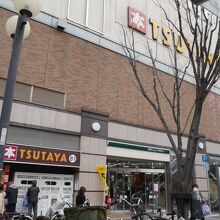 ツタヤ（本屋）はけっこう大規模。