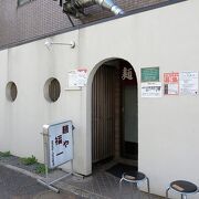 ラーメンは濃厚な鶏白湯、チャーハンもおいしい