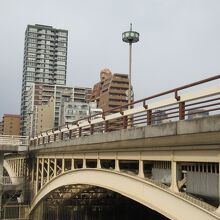 中之島の上を通る天神橋