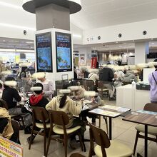 フードコート　混んでいました。その上空を ツバメが飛んでいま