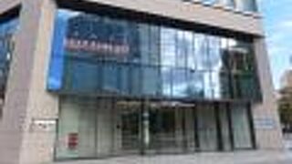 駅前通と北３条通交差点の南東角というわかりやすい場所