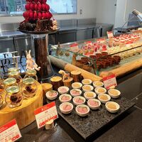 ビュッフェは、スイーツのラインナップから、迷うくらいの種類