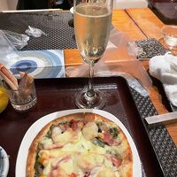 生地、トッピングを自分で選ぶピザは焼き立てを席に届けてくれる