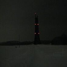 暗闇の雪原の中で眺めた百年記念塔。もうすぐ解体か…。