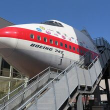 体験館にはB747の機首、機内ツアーガイドらしいです