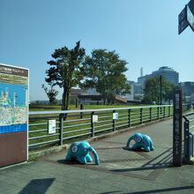 山下臨港線プロムナードを仔象が案内