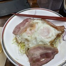 ベーコンエッグと蒸キャベツ