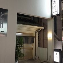 新しくきれいな店構え。でも中は家庭的でした。