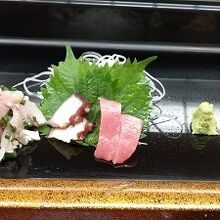 1人でも手ごろな刺身をさばいてくれます