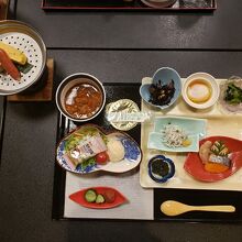 朝食。シチューやひじき煮とか和洋折衷だけど、美味しく量も満足