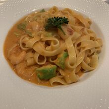 海老とアボカドのトマトクリームソース生パスタ