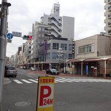 日曜午前なので休みの店が多いです