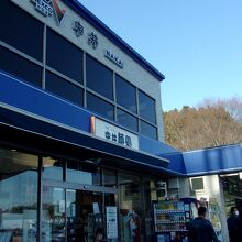 を基調としたデザインの建物がコンパクトにまとまっている