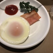 卵は目玉焼きをオーダー。スクランブルエッグも可能