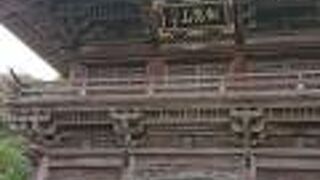 山門、とても立派です。。