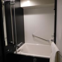 大きめのバスタブ。洗い場付きです。