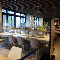 レストラン内。白木のテーブルで明るくさわやか。