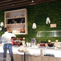 朝食ブッフェ。いろいろ並んでいます。