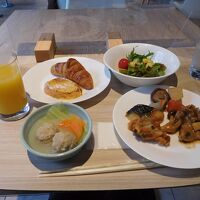 朝食。博多らしいがめ煮や水炊き。パンも美味しい。