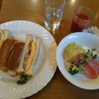 朝食です。洋書B、サンドイッチ、トマトジュース、コーヒーも。