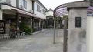 お寺の裏側は急な崖になっていました