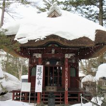 茅葺き屋根の釈迦堂