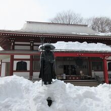 弘法大師と本堂