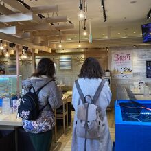 生簀に若い子が