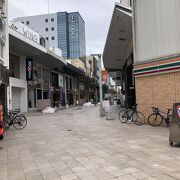 地元の人で賑わう商店街