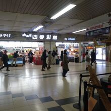 広い売り場