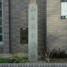 近くの堀川通り沿いにも同様な碑が